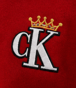 เสื้อแจ็คเก็ตวาร์ซิตี้สีแดงสำหรับผู้ชาย Champ King พร้อมโลโก้ปักและแขนเสื้อสีขาว - Product Image 3