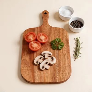 Planche à découper en bois naturel écologique avec poignée intégrée et trou de suspension, compatible lave-vaisselle, REHMAN CRAFT - Product Image 1