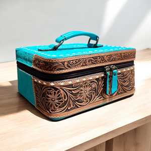 Boîte à bijoux artisanale en cuir à poils style western, boîte de toilette en daim, étui à bijoux avec design brodé et outillé - Product Image 1