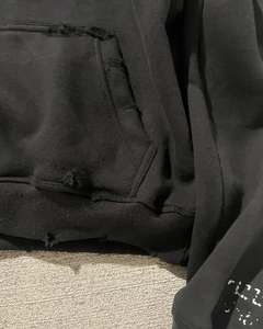 เสื้อฮู้ดดี้ผู้ชายผ้าฝ้ายเฟรนช์เทอร์รี่ 100% แบบสั่งทำพิเศษ พร้อมการฟอกสีแบบแอซิดวอช ทรงโอเวอร์ไซส์แบบดิสเทรส และการพิมพ์โลโก้ด้วยเทคนิคสกรีน - Product Image 3