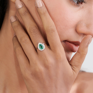 Produits très demandés : Bague halo en émeraude zambienne et diamant, forme poire, bijoux de mariage unisexes, or blanc massif 14 carats. - Product Image 2