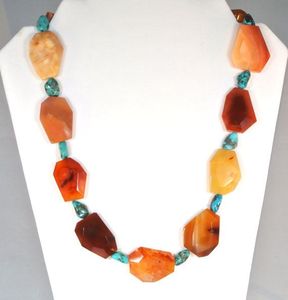 Collier en résine perlée fait main pour un style moderne. Collier en résine perlée coloré pour une mode audacieuse à prix abordable. - Product Image 3