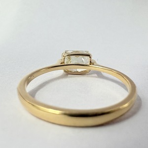 Bague de fiançailles en diamant de laboratoire taille radiant East West de 1,00 carat certifié IGI, en or jaune massif 9 carats, avec demi-sertissage solitaire - Product Image 5