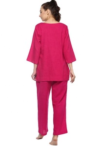 Cómoda ropa de yoga fucsia con mangas que detallan dos bolsillos laterales y pantalones elásticos tejidos cintura natural ecológica - Product Image 5