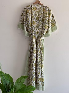 Robe longue kaftan élégante en coton jaune à imprimé floral pour femme, style bohème, avec ceinture à nouer, idéale pour la plage ou comme cache-maillot. - Product Image 1