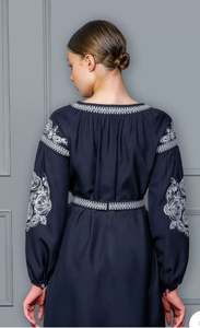 ชุดเดรสปักลายสีน้ำเงินเข้มสไตล์ยูเครน แขนยาว งานแฮนด์เมด พร้อมเสื้อปักลายสำหรับผู้หญิง ยูเครน เหมาะสำหรับใส่ในวันคริสต์มาส - Product Image 5