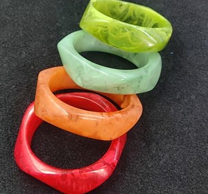 Colección de Brazaletes Hechos a Mano de Primera Calidad, Brazaletes Únicos de Forma Irregular con Efecto Naranja, Verde y Rojo, Brazaletes de Resina con Estética Brillante - Product Image 1