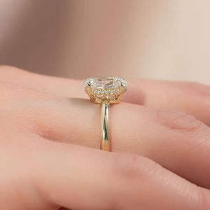 Anillo de Compromiso de Diamante Ovalado en Oro Rosa, Clásico Solitario con Cuatro Puntas, Joyería Fina Unisex, Certificado IGI, Oro Cultivado en Laboratorio - Product Image 1