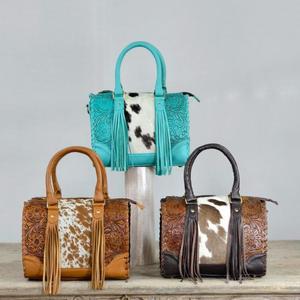 Sac Speedy en cuir avec motif floral embossé, fermeture éclair, panneau en cuir de vachette marron, détail pompon, style décontracté - Product Image 6