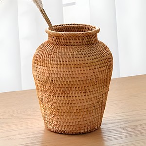 Grand vase décoratif doré avec fleurs et branches, présentant un vase à fleurs en rotin durable, produit phare. - Product Image 3