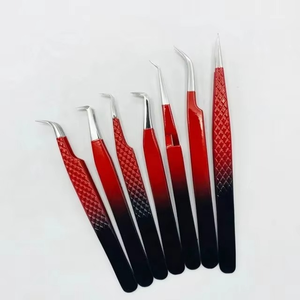 Pince à épiler professionnelle bicolore rouge et blanc en acier inoxydable thermolaqué avec logo personnalisé, embouts pointus en PVC pour extensions de cils - Product Image 2
