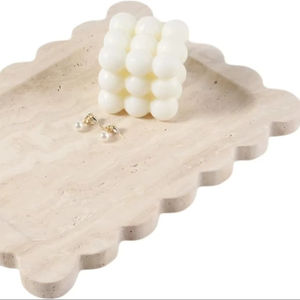 Plateau de rangement décoratif luxueux en acier inoxydable crème avec bord ondulé pour le rangement de boissons dans un salon moderne - Product Image 1