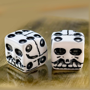 Ensemble de 6 dés en forme de crâne, dés à facettes, dés à crâne blancs pour fête d'Halloween, dés fantaisie en forme de squelette pour club, bar, fête, ensemble - Product Image 2