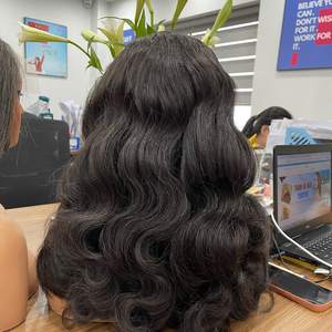 TENDANCE POPULAIRE Extensions de cheveux pour perruque ondulée naturelle de qualité supérieure Cheveux humains vietnamiens de couleur naturelle du vendeur en gros Grand stock - Product Image 3