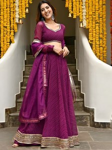 Ensemble Lehenga Choli en Georgette Violette avec Imprimé Leheriya et Bordure Zari, Semi-Couture, Tenue Ethnique pour Mariage et Fêtes - Product Image 1