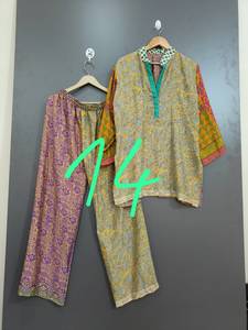 Ensemble de pyjama en satin de soie imprimé floral pour femmes avec haut à col en V, pantalon à taille élastique, logo sur le devant - Vêtements décontractés multi-saisons - Product Image 4