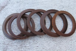 Collection de bracelets en bois faits à la main Craft Emporium Exports, comprenant des bracelets épais avec incrustations en laiton poli à la main, collection boutique - Product Image 3