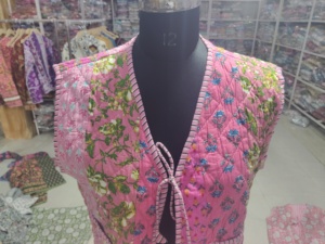 Gilet matelassé rose à fleurs pour femme, col en V, avec poches plaquées à lacets, sans manches, en coton tissé, idéal pour le printemps – CADEAU POUR ELLE - Product Image 4