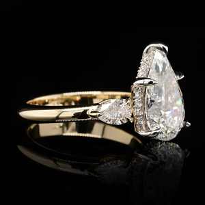 Bague en moissanite de 5 carats à trois pierres en forme de poire, argent sterling 925, luxe unique pour les femmes, vente directe d'usine - Product Image 3