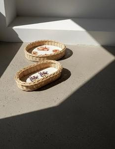 Plateau ovale en rotin floral, parfait pour la mise en scène esthétique de la table, les coins café et les espaces repas, provenant d'Inde. - Product Image 4