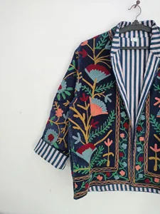 Chaqueta Boho Azul Suzani Hecha a Mano por Anayra Craft, Chaqueta de Terciopelo para Mujer con Forro de Algodón Transpirable y Bordado de Corazón - Product Image 4