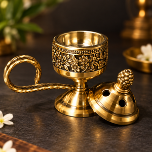 Brûleur d'encens antique en cuivre avec poignée courbée, socle sculpté floral, encensoir à charbon Bakhoor Mabkhara avec couvercle en forme de pomme de pin - Product Image 2