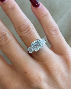Bague de fiançailles solitaire à trois pierres avec diamant de laboratoire taille Asscher de 2 carats et pierres latérales taille Asscher de 1 carat total, certifiée IGI - Product Image 2