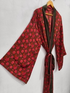 Robe kimono de luxe en soie patchwork, cache-maillot de bain, tenue de nuit, longue robe, kimono indien vintage fait main en soie de sari recyclée - Product Image 2