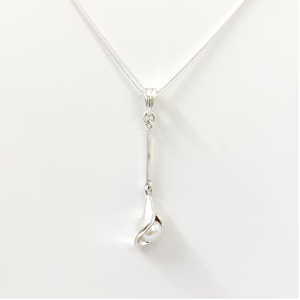 Élégant pendentif long en forme de lys avec perle en argent sterling 925 |   Charme floral artisanal moderne et délicat pour femmes - Product Image 3