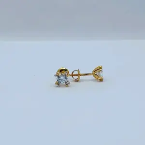 Joyería Minimalista y Elegante para Mujer, Aretes de Diamantes en Oro para Uso Diario con Engaste Clásico - Product Image 1