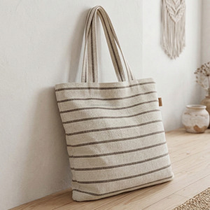 Bolsa de Mano Tejida a Mano Blanca con Rayas Negras de Algodón, Bolsa de Mano de Primera Calidad Ligera para Viajes de Verano, Bolsa para Ropa - Product Image 1