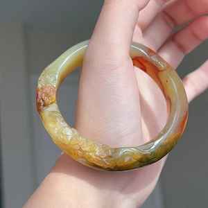 Bracelets ouverts en résine ondulée irrégulière verte de style européen et américain, bijoux de main de luxe haut de gamme au design simple et élégant - Product Image 3