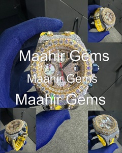 Reloj de Pulsera Hip Hop con Moissanita para Hombre, Hecho con Diamantes de Corte Brillante Redondo y Correa de Goma Amarilla - Product Image 1