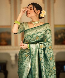 Sari de Seda Verde Claro, Estilo Tradicional Indio Banarasi con Patrón de Borde, para Ceremonias de Boda, Sari Largo Hasta el Suelo para Mujer - Product Image 3