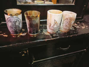 Taza de Cuerno Natural Tallada a Mano con Diseño de Oso Bebiendo Agua de Koi, Estilo Vintage, Perfecta para Negocios - Product Image 2