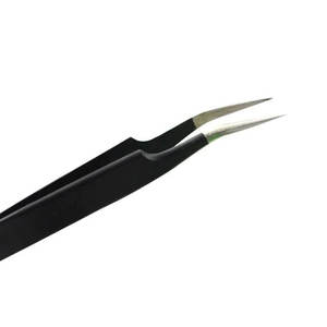 Pince à épiler inclinée antistatique en acier inoxydable avec logo personnalisé, prise en main parfaite, lisse, longueur 10 mm, fabriquée au Pakistan, pour la beauté - Product Image 2