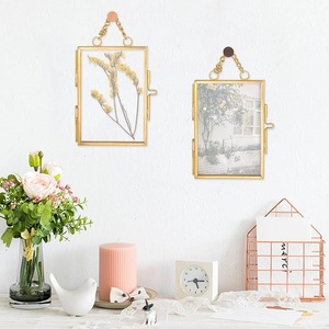 Cadre photo moderne minimaliste en laiton et verre, avec chaîne métallique, pour décoration de table de mariage ou de galerie murale. - Product Image 1