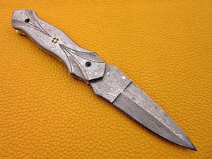 Cuchillo Plegable de Acero de Damasco con Hoja de Borde Recto, Apertura con Perilla, Mango de Madera y Diseño Artístico - Product Image 5