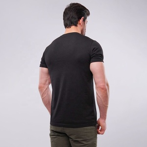 เสื้อยืดเฮนลีย์ผู้ชายทรงเข้ารูปสีดำ คอวี แขนสั้น ผ้าถัก 100% คอตตอน ระบายอากาศได้ดี ดีไซน์เรียบง่าย รับผลิตตามสั่งขายส่ง - Product Image 2
