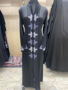 Abaya noire brodée à col en V et manches longues, longueur ras du sol, robe modeste pour femme, style Moyen-Orient, tenue quotidienne, matière tendance Tik Tok - Product Image 1