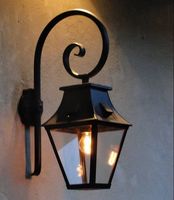 Lanterne murale en laiton de style ancien, avec finition cuivrée antique, pour usage domestique et extérieur.