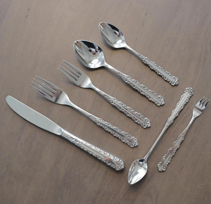 Ensemble de couverts élégants en acier inoxydable avec bords lisses, prise en main confortable et finition argentée de qualité supérieure pour la table à manger - Product Image 4