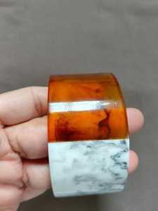 สร้อยข้อมือเรซิ่นสีทองสีดำสีขาวทำด้วยมือเคลือบเงาแบบกว้างเครื่องประดับแฟชั่นที่มีสไตล์เครื่องประดับหรูหราแฟชั่นที่หรูหราของผู้หญิง - Product Image 3