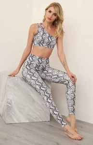 VENTE FLASH - ENSEMBLES DE YOGA POUR FEMMES IMPRIMÉS PAR SUBLIMATION - RESPIRANTS ET PERSONNALISABLES - QUALITÉ INÉGALÉE - STYLE MODERNE ET UNIQUE - Product Image 5