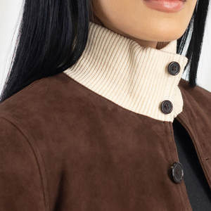 Veste en similicuir zippée sur le devant pour un usage quotidien, veste en cuir minimaliste aux lignes épurées, veste de motard en cuir cloutée audacieuse - Product Image 6