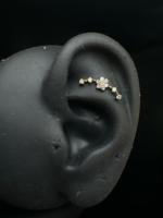 Anting-anting bunga emas 14K melengkung dengan detail bunga berlian untuk wanita