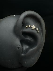 Boucles d'oreilles en or 14 carats incurvées en forme de fleur avec détails floraux en diamant pour femmes - Product Image 3