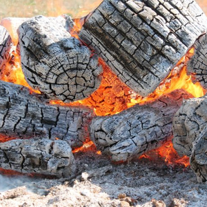 Charbon de bois de tamarin dur en morceaux pour griller la viande au barbecue dans les restaurants qui ont un feu vif. - Product Image 1