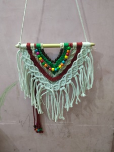Tapiz de macramé bohemio con diseño de triángulos con cuentas para decoración del hogar - Product Image 2