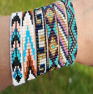 Bracelets tissés à la main avec des perles de rocaille, ornés de motifs bohèmes colorés, disponibles à prix de gros. - Product Image 1